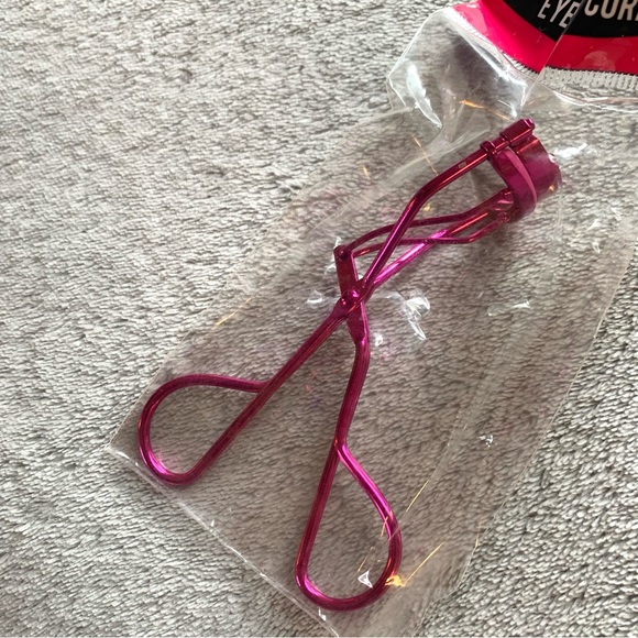 L.A. Colors Vibrant Pink Eyelash Curler - Picture 8 of 9